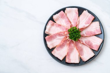 Çiğ domuz pastırma tabağa dilimlenmiş