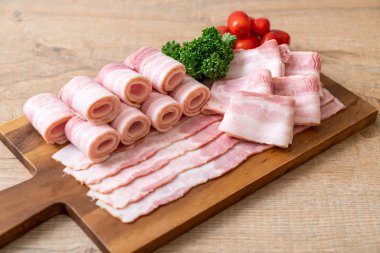 Ahşap tahta üzerinde çiğ domuz pastırma dilimlenmiş