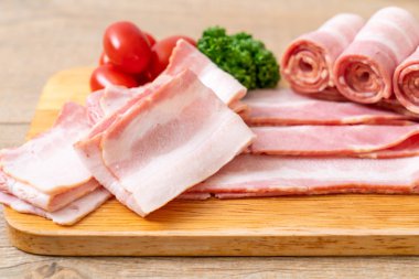 Ahşap tahta üzerinde çiğ domuz pastırma dilimlenmiş