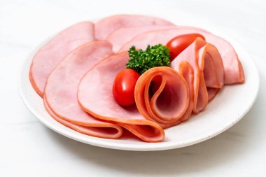 tabağa dilimlenmiş jambon füme