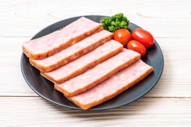 dilimlenmiş taze çiğ pastırma Barbekü