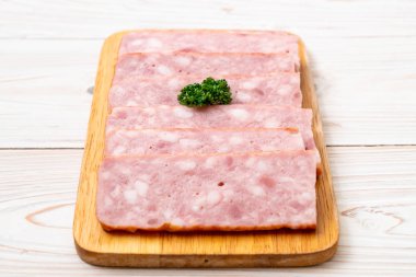 dilimlenmiş taze çiğ pastırma Barbekü