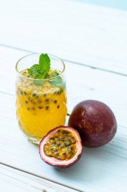 taze ve buzlu meyve suyu - sağlıklı içecek