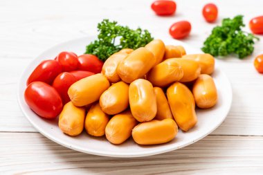 domuz eti kokteyl sosisi plaka üzerinde