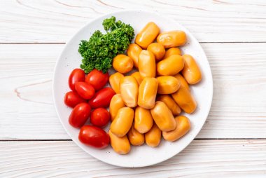 domuz eti kokteyl sosisi plaka üzerinde