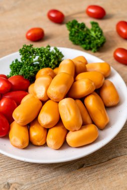 domuz eti kokteyl sosisi plaka üzerinde