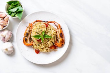 ızgara karides ve domates - İtalyan Füzyon gıda tarzı ile tavada kızartılmış spagetti