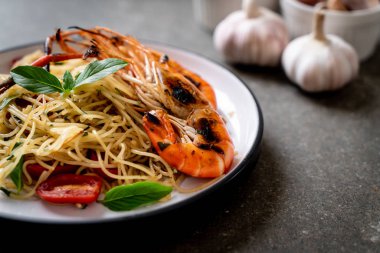 ızgara karides ve domates - İtalyan Füzyon gıda tarzı ile tavada kızartılmış spagetti