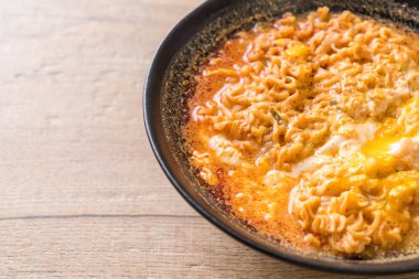 Tay baharatlı şehriye kase (Tom Yum Kung)