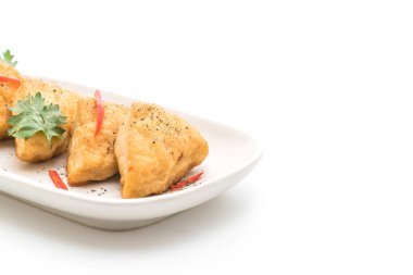Kızarmış tofu - beyaz arka plan üzerinde izole vegan gıda