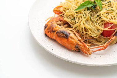 ızgara karides ve beyaz arka plan üzerinde izole domates ile tavada kızartılmış spagetti