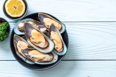 üzerinde siyah kase taze midye