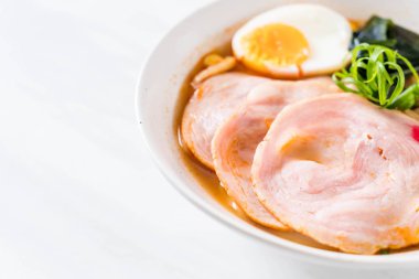 Baharatlı miso udon ramen noodle ile domuz eti - Japon gıda tarzı