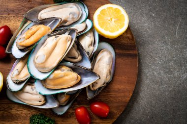 malzemelerle ahşap tahta üzerinde taze midye