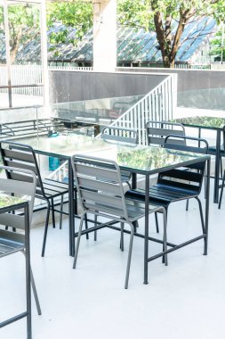 boş açık veranda sandalye ve masa