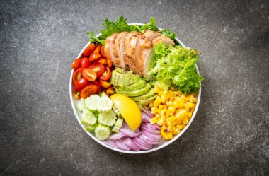 Tavuk göğsü - sağlıklı gıda tarzı ile sağlıklı salata kasesi