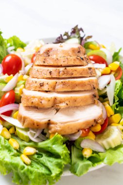Tavuk göğsü - sağlıklı gıda tarzı ile sağlıklı salata kasesi