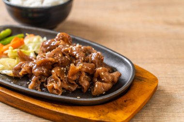 sıcak plaka - Asya tarzı domuz biftek dilimlenmiş