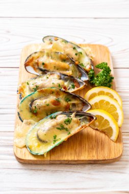 Peynirli taze midye.