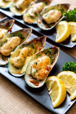 Peynirli taze midye.