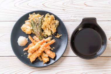 karides tempura (hırpalanmış kızarmış karides) sebze - Japon gıda tarzı
