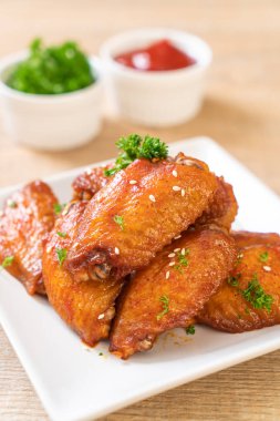 Beyaz susamlı ızgara tavuk kanadı.