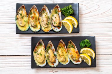 Peynirli taze midye.