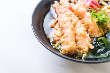 Japon usulü karidesli ramen eriştesi.