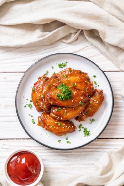 Beyaz susamlı ızgara tavuk kanadı.