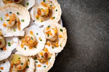 Kızarmış deniz tarağı, tereyağı ve sarımsak.