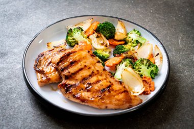 çukurunu tavuk göğsü biftek sebze (brokoli, havuç, soğan ile)