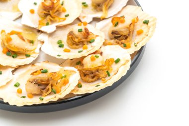 tereyağı ve beyaz arka plan üzerinde izole sarımsak ile ızgara tarak shell