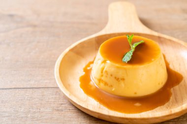 Naneli ev yapımı karamel kremalı puding.