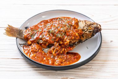 Derin kızarmış balık biber sosu ile