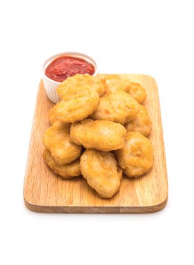 Beyaz arka plan üzerinde izole soslu tavuk nuggets