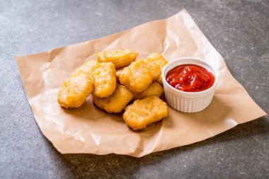Soslu tavuk nugget, sağlıksız yemek.