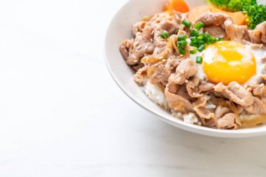 Donburi, domuz eti Pilav kasesi onsen yumurta ve sebze - Japon gıda tarzı