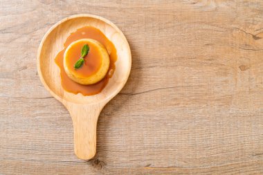 Naneli ev yapımı karamel kremalı puding.