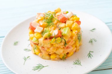 meyve salatası (elma, Mısır, papaya, ananas) - yengeç sopa ile karışık sağlıklı gıda tarzı
