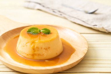 Naneli ev yapımı karamel kremalı puding.