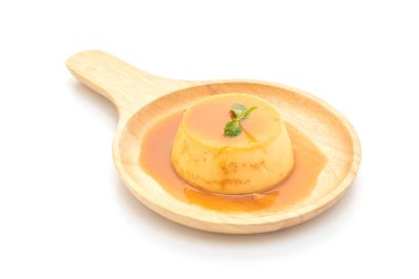 Ev yapımı karamel kremalı puding beyaz arka plan üzerinde izole