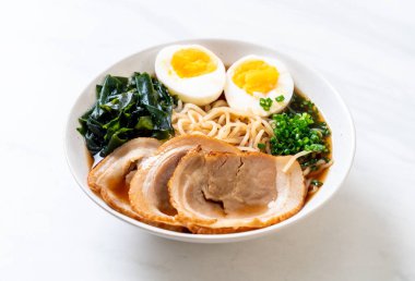 Japon usulü domuz eti ve yumurtalı Shoyu eriştesi.