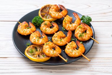 Limon - deniz ürünleri tarzı ile ızgara kaplan karides şiş