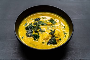 Tay çorbası ile Yengeç ve Hindistan cevizi sütü - Tay gıda tarzı köri