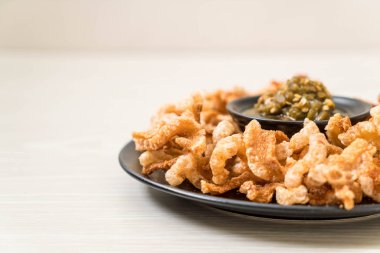 Kızarmış domuz eti rince ya da domuz eti aperatif Nam Prik Num (Kuzey Tayland yeşil biber sosu ile)