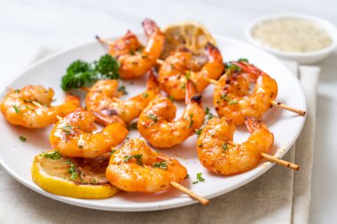 Limon - deniz ürünleri tarzı ile ızgara kaplan karides şiş