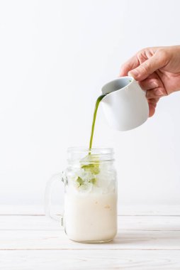 Buzlu kibrit yeşil sütlü latte.