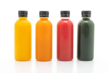 Beyaz arka plan üzerinde izole meyve ve sebze suyu şişe (sağlıklı içecek)