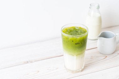 Buzlu kibrit yeşil sütlü latte.