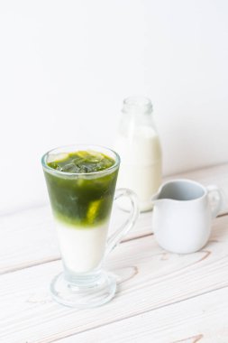 Buzlu kibrit yeşil sütlü latte.